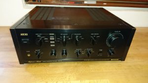 Akai AM-75 mit Holzwangen