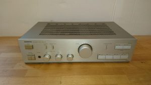 Onkyo A-8230 silber