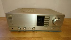 Akai AM-32 silber