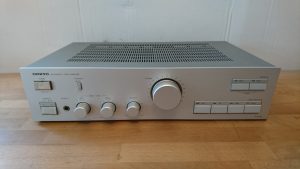 Onkyo A-8220 silber
