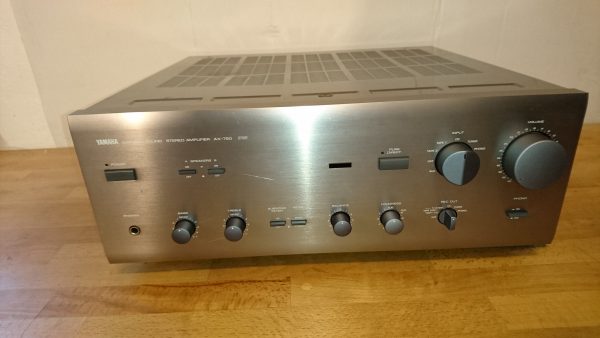 Yamaha AX-750 silber