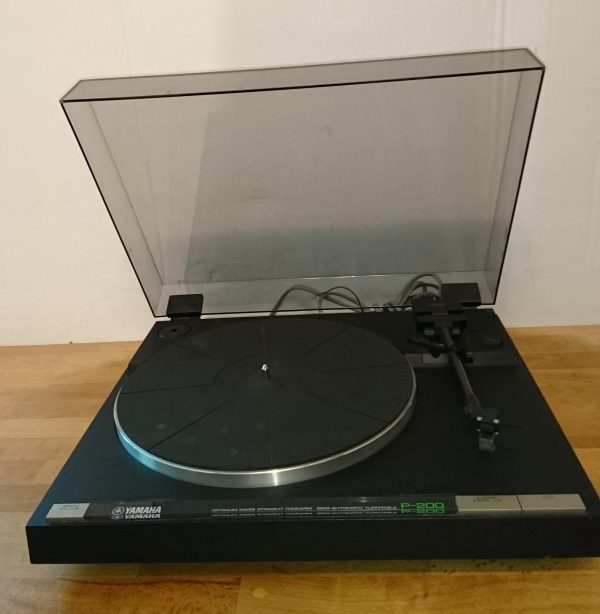 Yamaha P-200