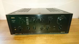 Akai AM-73 mit Holzapplikation