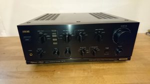 Akai AM-75