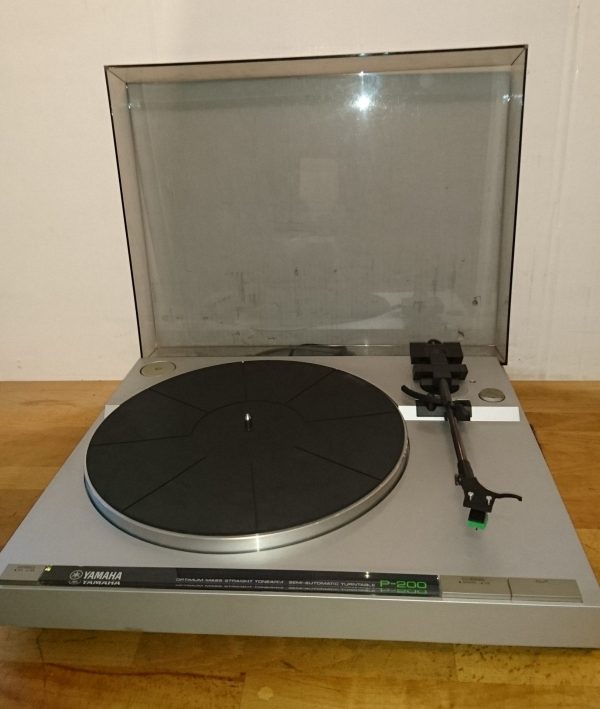 Yamaha P-200 silber