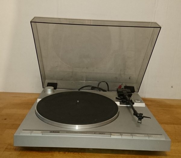 Yamaha P-320 silber