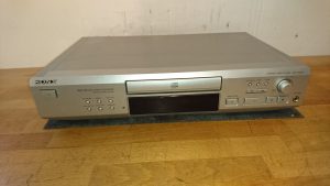 Sony CDP-XE520 silber