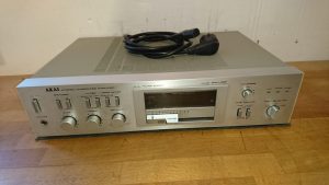 Akai AM-U02 silber