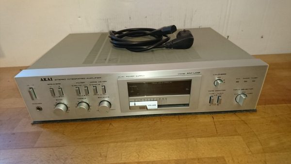 Akai AM-U02 silber