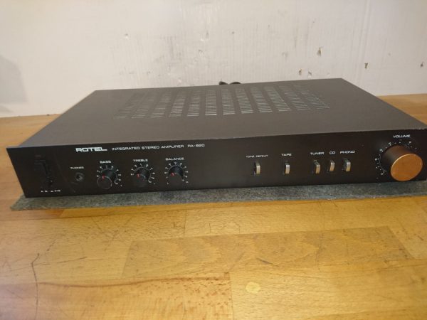 Rotel RA-820