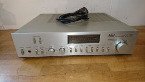 Akai AM-U55 silber